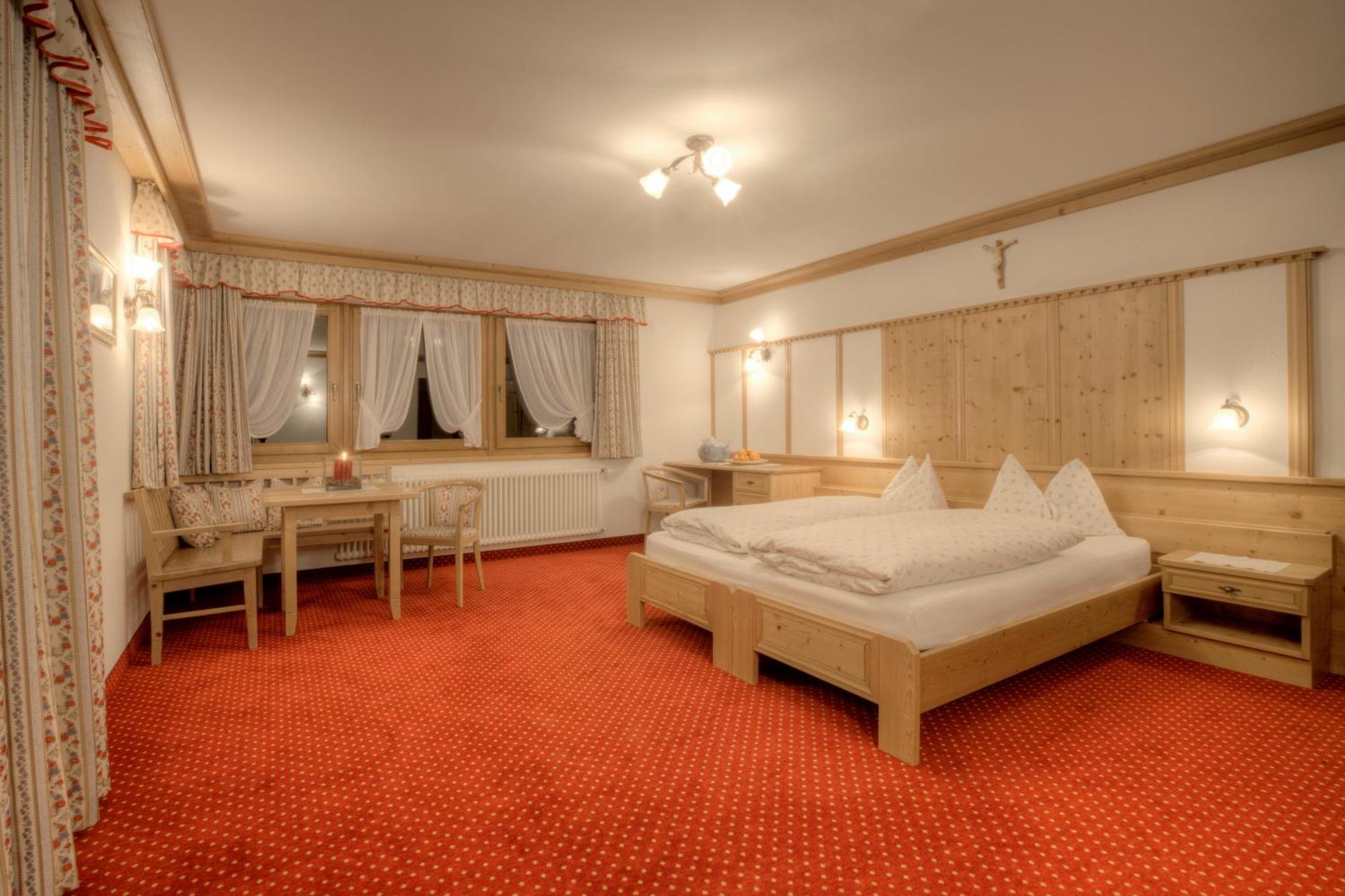 Hotel Ciasa Ai Pini 圣卡夏诺 外观 照片