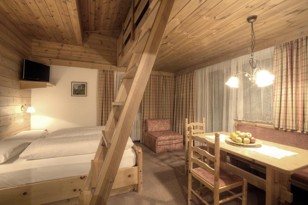 Hotel Ciasa Ai Pini 圣卡夏诺 客房 照片