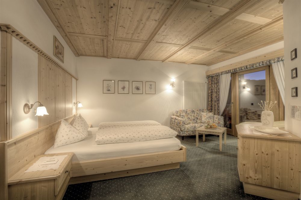 Hotel Ciasa Ai Pini 圣卡夏诺 外观 照片