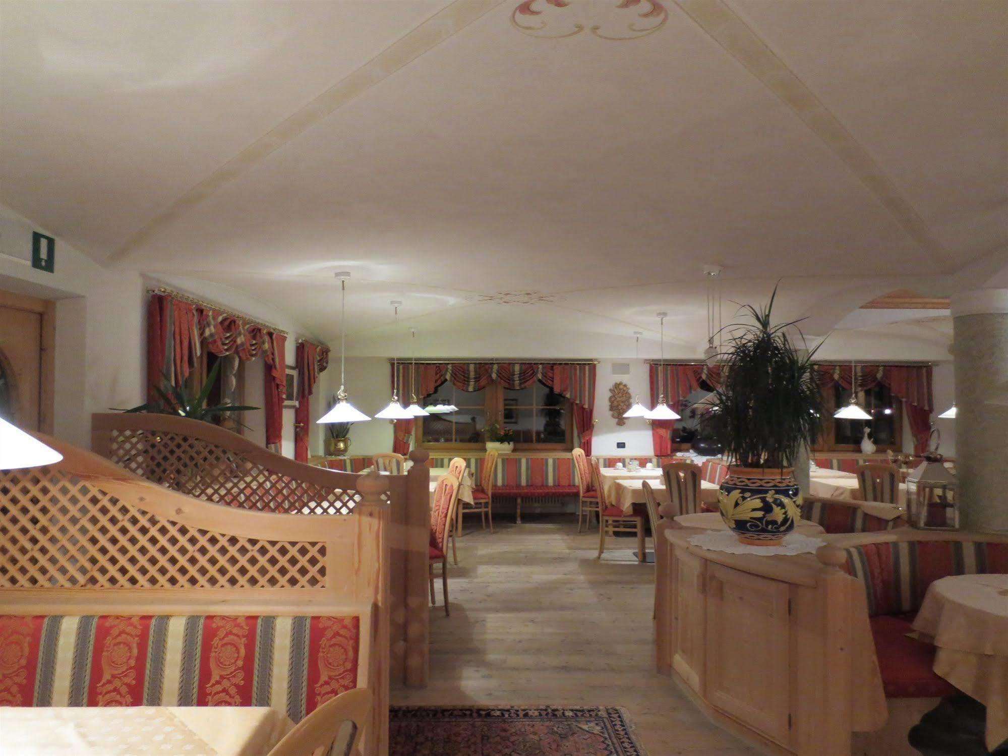 Hotel Ciasa Ai Pini 圣卡夏诺 外观 照片